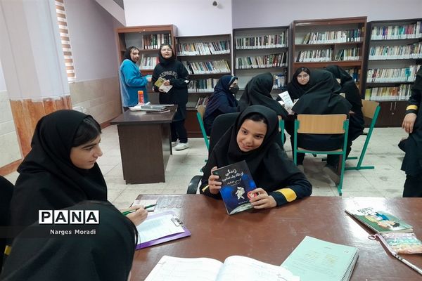 اولین نشست کتاب‌خوانی در دبیرستان استعداد درخشان شهدای مدافع حرم ملارد