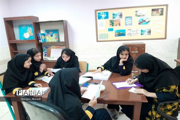 اولین نشست کتاب‌خوانی در دبیرستان استعداد درخشان شهدای مدافع حرم ملارد