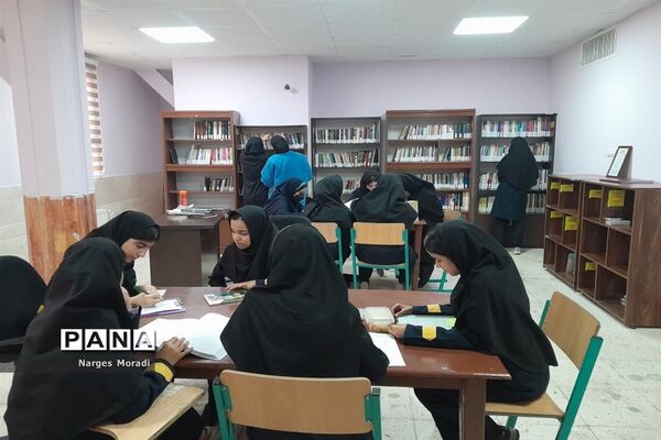 اولین نشست کتاب‌خوانی در دبیرستان استعداد درخشان شهدای مدافع حرم ملارد