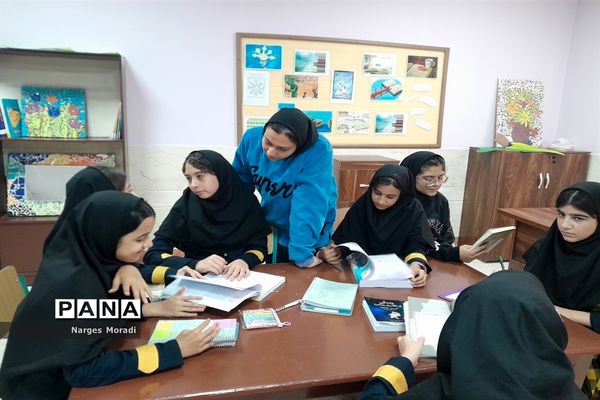 اولین نشست کتاب‌خوانی در دبیرستان استعداد درخشان شهدای مدافع حرم ملارد