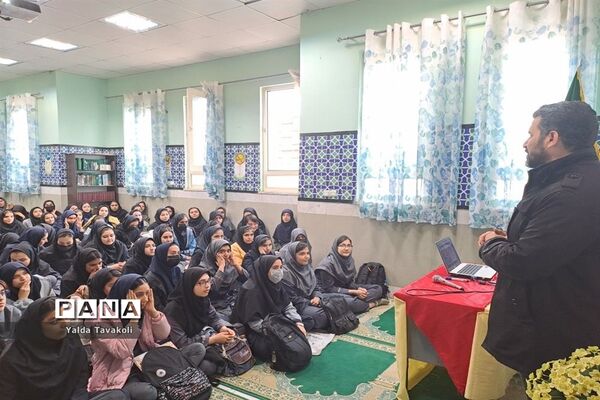 برگزاری جلسه هدایت تحصیلی دانش‌آموزان پایه نهم در دبیرستان هوشیار