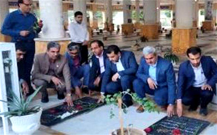 مزار شهدای فرهنگی و دانش‌آموز دشتستان، عطرافشانی شد
