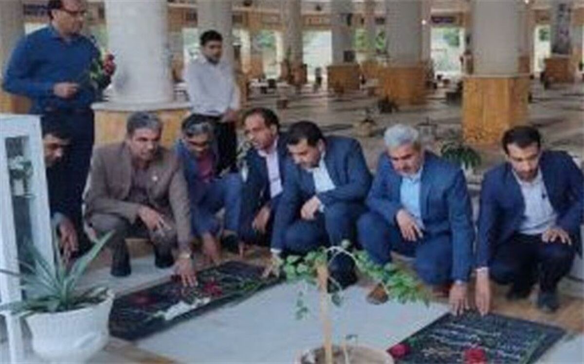 مزار شهدای فرهنگی و دانش‌آموز دشتستان، عطرافشانی شد