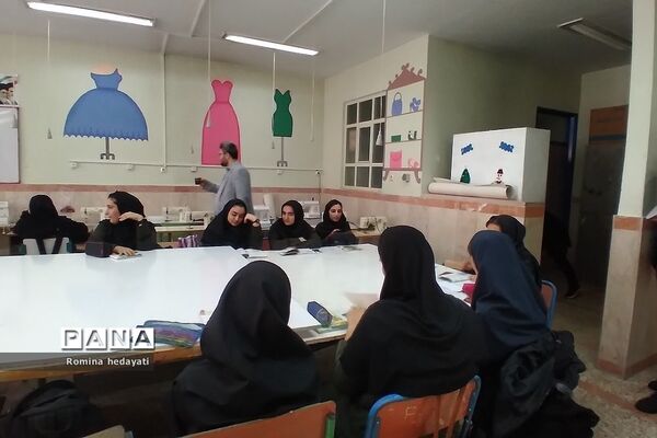 بازدید تخصصی مسئولان بخش فنی و حرفه‌ای و کاردانش اداره کل آموزش و پرورش شهرستان‌های تهران از هنرستان‌مبتکران رودهن