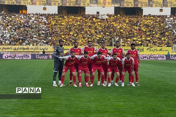 دیدار تیم‌های فوتبال سپاهان اصفهان و پرسپولیس تهران