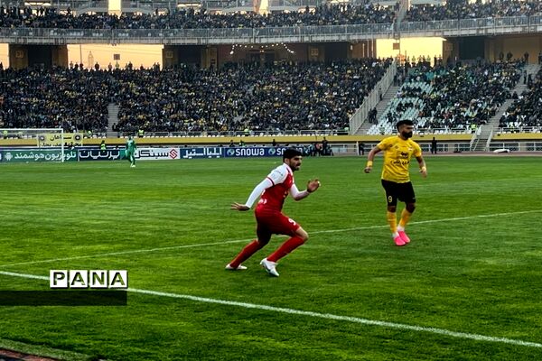 دیدار تیم‌های فوتبال سپاهان اصفهان و پرسپولیس تهران