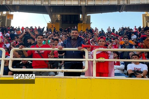 دیدار تیم‌های فوتبال سپاهان اصفهان و پرسپولیس تهران