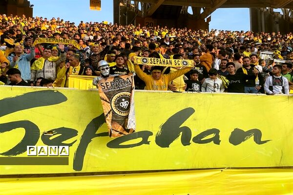 دیدار تیم‌های فوتبال سپاهان اصفهان و پرسپولیس تهران