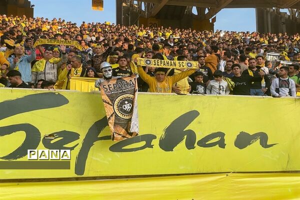 دیدار تیم‌های فوتبال سپاهان اصفهان و پرسپولیس تهران