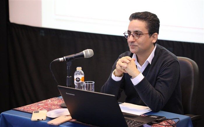 فیلم‌های «داریوش مهرجویی» نمونه‌های خوبی از شخصیت مرشد دارد