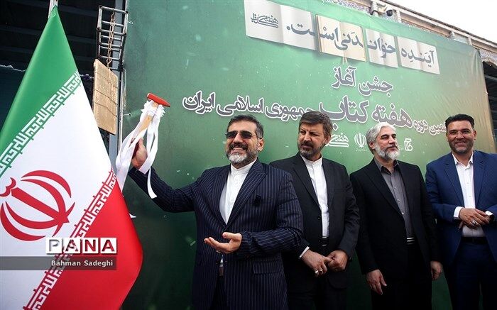 زنگ کتاب‌خوانی در مدارس نواخته شد