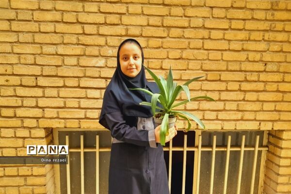 نمایشگاه گل و گیاه در مدرسه شهدای‌هسته‌ای قرچک