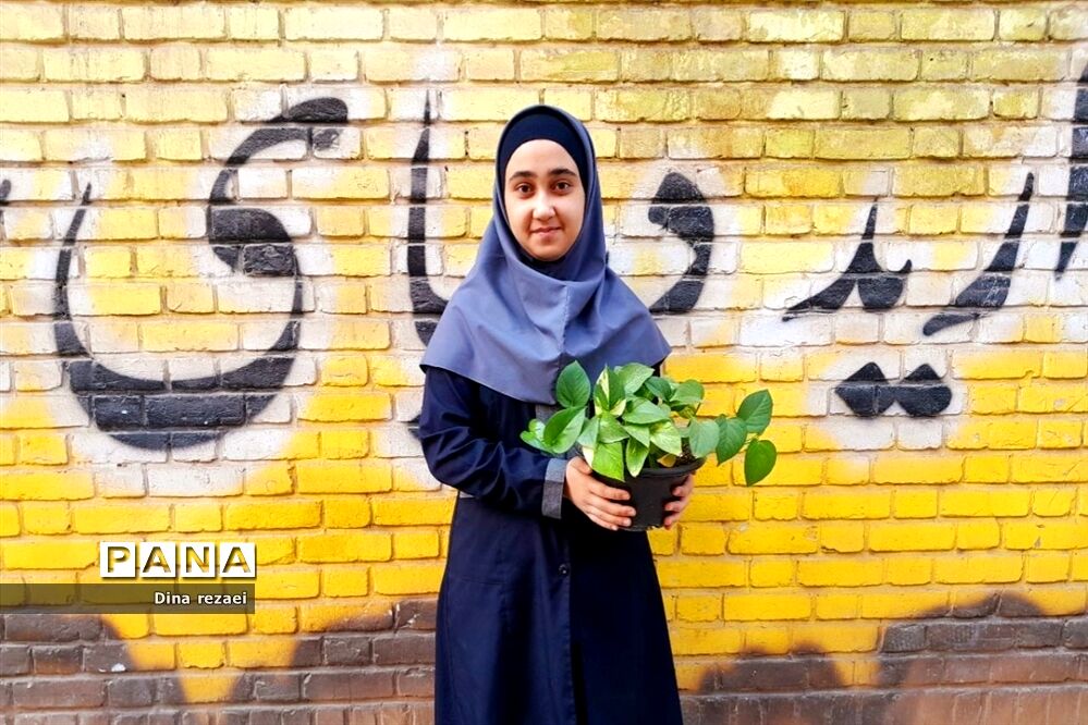 نمایشگاه گل و گیاه در مدرسه شهدای‌هسته‌ای قرچک