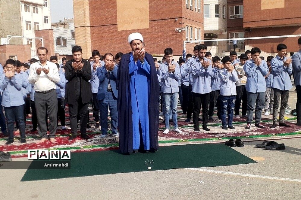 اقامه نماز جماعت ظهر در مدرسه انصار‌المهدی قرچک