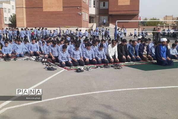 اقامه نماز جماعت ظهر در مدرسه انصار‌المهدی قرچک