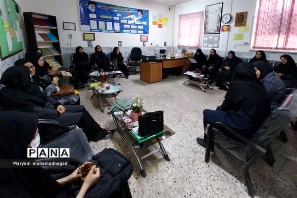 بازدید گروه های آموزشی متوسطه اداره کل آموزش وپرورش خراسان رضوی از دبیرستان عصمت دو