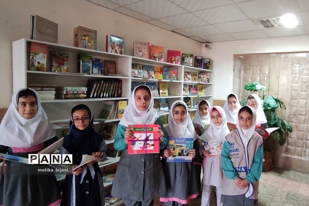 هفته  کتاب و کتابخوانی در مدرسه شهید بهزادی شهر پرند