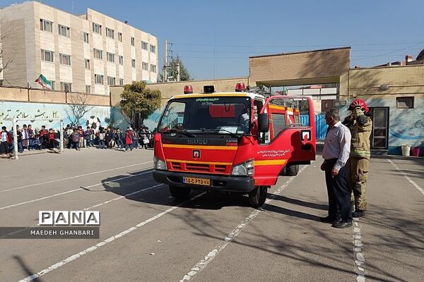 مانورآتش‌نشانی و مقابله با مخاطرات در دبستان فضیلت شهرستان پردیس