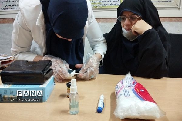 تست قند‌خون در دبیرستان دخترانه قادسی کهریزک