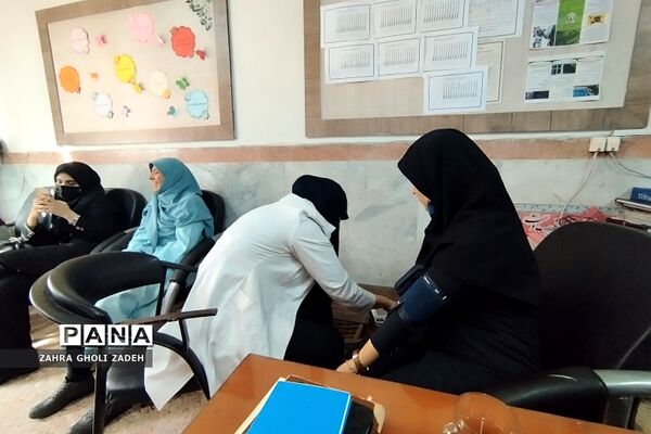 تست قند‌خون در دبیرستان دخترانه قادسی کهریزک