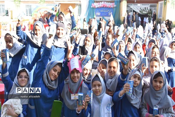 آیین توزیع شیر رایگان در مدارس خراسان رضوی