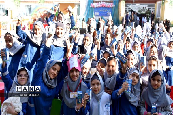 آیین توزیع شیر رایگان در مدارس خراسان رضوی