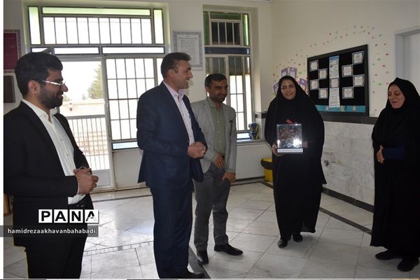 بازدید مدیر آموزش و پرورش بهاباد از کتابخانه عطائی و دیدار با کتابداران