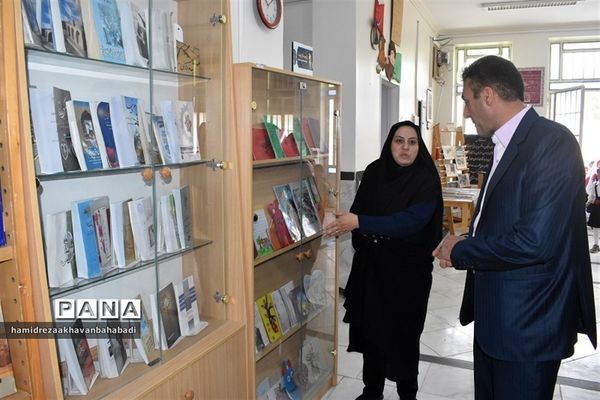 بازدید مدیر آموزش و پرورش بهاباد از کتابخانه عطائی و دیدار با کتابداران