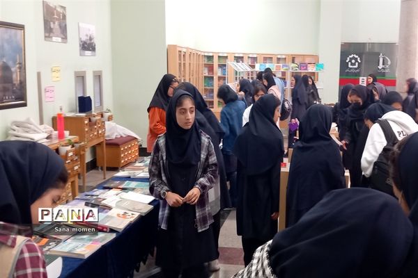 بازدیداز کتابخانه مرکزی دانشگاه فردوسی به‌مناسبت هفته کتاب وکتابخوانی