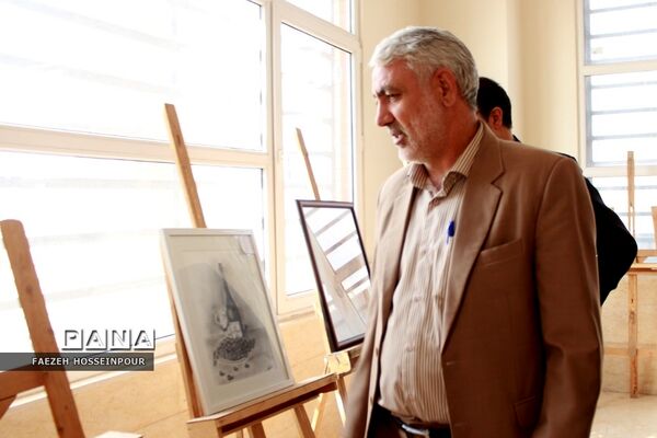 بازدید مسئولان از نمایشگاه هنر طراحی سیاه قلم دانش‌آموزان بهارستانی