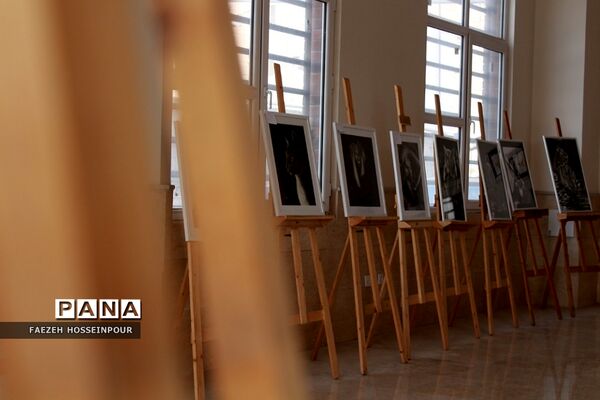 بازدید مسئولان از نمایشگاه هنر طراحی سیاه قلم دانش‌آموزان بهارستانی