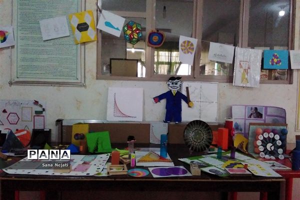 نمایشگاه دست سازهای ریاضی در دبیرستان شاهد فیض