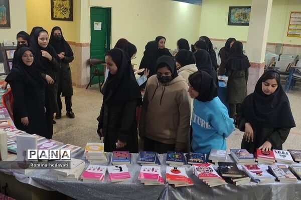 برگزاری نمایشگاه کتاب در هفته کتاب و کتابخوانی در هنرستان مبتکران رودهن