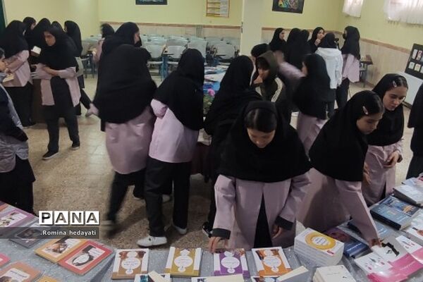 برگزاری نمایشگاه کتاب در هفته کتاب و کتابخوانی در هنرستان مبتکران رودهن