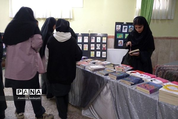 برگزاری نمایشگاه کتاب در هفته کتاب و کتابخوانی در هنرستان مبتکران رودهن