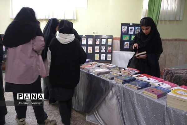 برگزاری نمایشگاه کتاب در هفته کتاب و کتابخوانی در هنرستان مبتکران رودهن