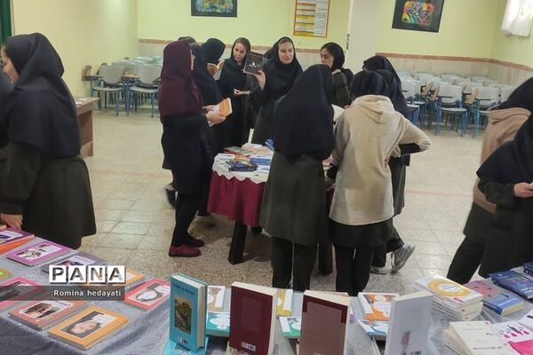 برگزاری نمایشگاه کتاب در هفته کتاب و کتابخوانی در هنرستان مبتکران رودهن