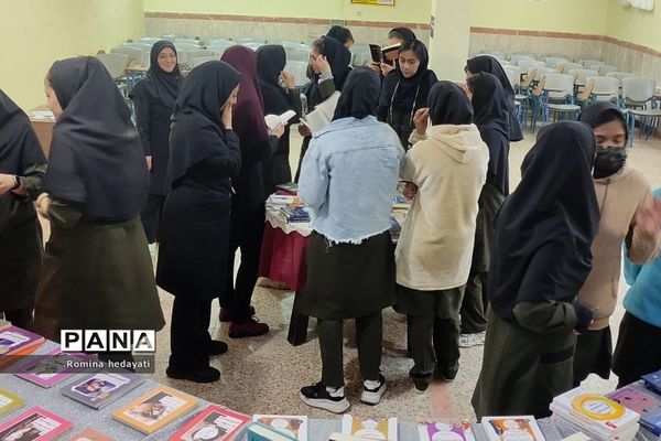 برگزاری نمایشگاه کتاب در هفته کتاب و کتابخوانی در هنرستان مبتکران رودهن