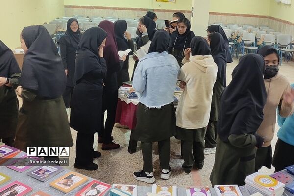 برگزاری نمایشگاه کتاب در هفته کتاب و کتابخوانی در هنرستان مبتکران رودهن