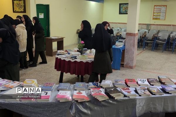برگزاری نمایشگاه کتاب در هفته کتاب و کتابخوانی در هنرستان مبتکران رودهن
