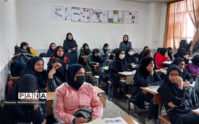بازدید سرگروه های آموزشی متوسطه اداره کل آموزش وپرورش خراسان رضوی از دبیرستان عصمت ۲ ناحیه یک/ فیلم