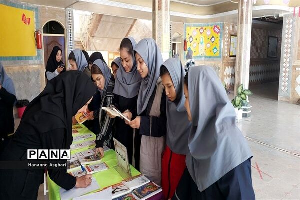 برپایی نمایشگاه کتاب توسط کارگروه تخصصی انجمن و اولیا با هدف ارتقای سرانه مطالعه دانش‌آموزان