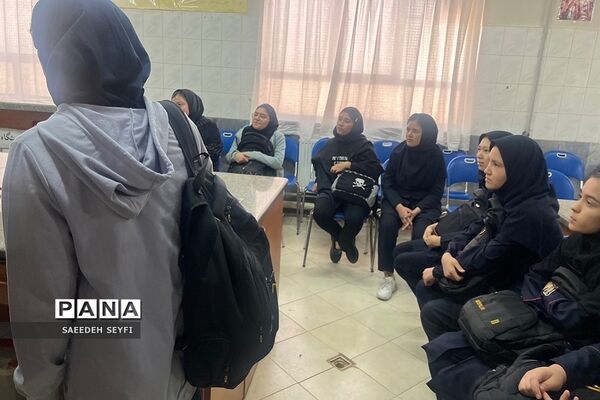 حضور دانش‌آموزان در آزمایشگاه کیمیاگران جوان در کهریزک