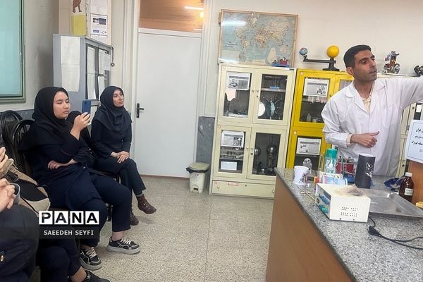 حضور دانش‌آموزان در آزمایشگاه کیمیاگران جوان در کهریزک