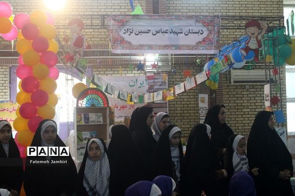 نمایشگاه آثار دانش‌آموزان در حوزه کتاب در بوشهر