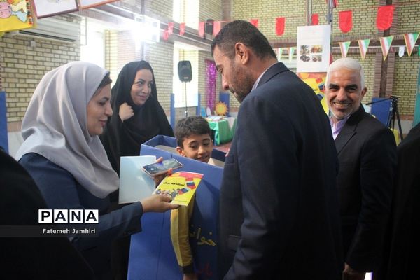 نمایشگاه آثار دانش‌آموزان در حوزه کتاب در بوشهر