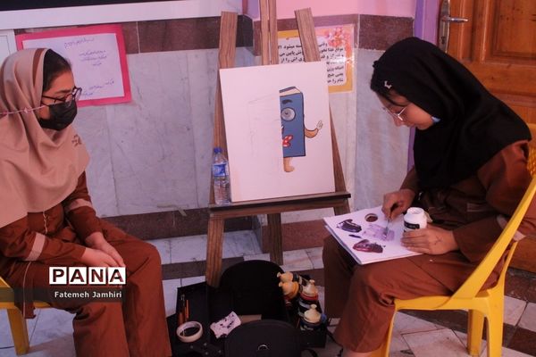 نمایشگاه آثار دانش‌آموزان در حوزه کتاب در بوشهر