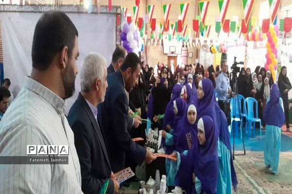 نمایشگاه آثار دانش‌آموزان در حوزه کتاب در بوشهر