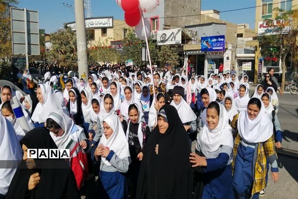 پویش فریاد عروسک‌ها با حضور پرشور دانش‌آموزان در بادرود