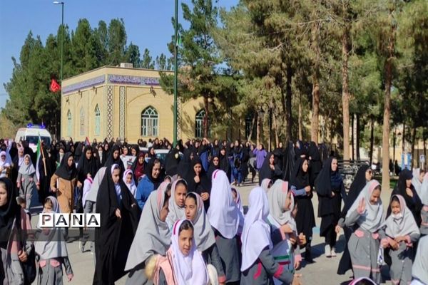 پویش فریاد عروسک‌ها با حضور پرشور دانش‌آموزان در بادرود